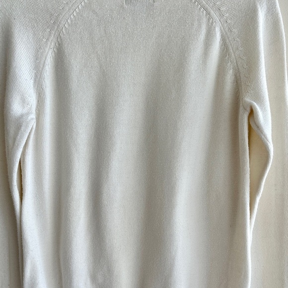 GAP Women’s Classic Crewneck Off-White Sweater, Size Medium - Picture 15 of 15